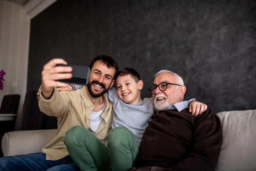 Perguntas Frequentes Sobre Cidadania Portuguesa para Bisnetos

Quais são os documentos principais necessários para a cidadania portuguesa como bisneto?

Os principais documentos incluem certidões de nascimento e casamento dos pais e avós, além das certidões dos bisavós portugueses. Também é necessário fornecer documentos que comprovem a nacionalidade portuguesa dos bisavós.

Preciso traduzir todos os meus documentos para o português?

Sim, todos os documentos que não estiverem em português devem ser traduzidos por um tradutor juramentado e autenticados para serem aceitos pelas autoridades portuguesas.

Quanto tempo leva para o processo de cidadania ser concluído?

O tempo de processamento pode variar, mas geralmente leva entre 2 e 3 anos. Processos mais complexos podem levar mais tempo devido à necessidade de verificação adicional.

Posso obter ajuda com a preparação dos documentos?

Sim, é possível contratar uma assessoria especializado para ajudar na preparação e revisão dos documentos. Um consultor pode garantir que sua aplicação esteja completa e correta.

E se eu não conseguir encontrar alguns documentos necessários?

Se você não conseguir encontrar documentos específicos, entre em contato com os nossos pesquisadores para orientação. 

É possível o(a) bisneto(a) requerer?

É possível, quando o(a) filho(a) ou neto(a) do(a) português(a) está vivo(a).