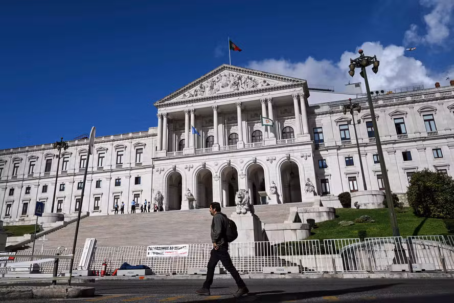 Governo Admite Aumentar Tempo de Residência em Portugal para Pedir Nacionalidade