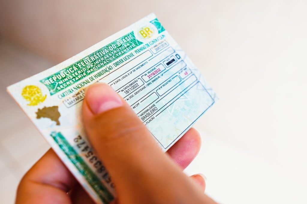 A CNH brasileira vale em Portugal? Entenda quem pode dirigir, prazos, regras e quando é necessário trocar a habilitação para evitar problemas legais.